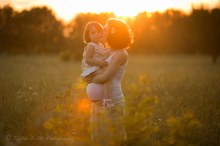 Fotografo di gravidanza al parco al tramonto